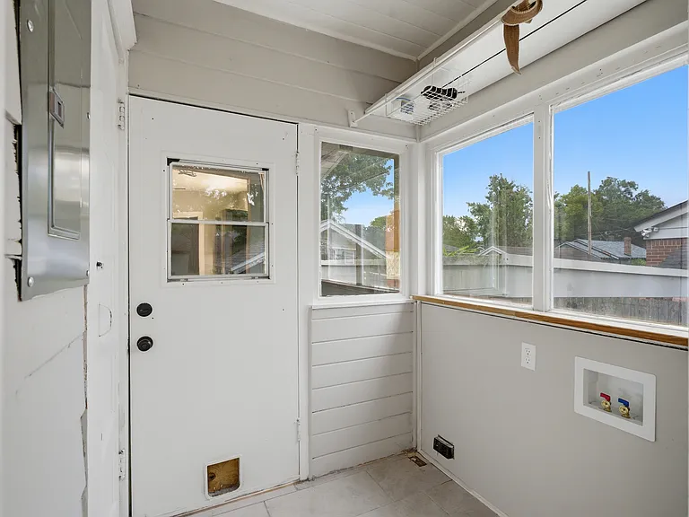 2114 Merrill Ave — Photo 11