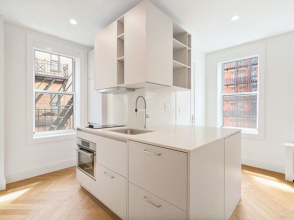 5th image of 225 W 23rd St #2205L