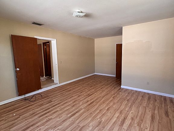 5th image of 3725 E 38th Ave