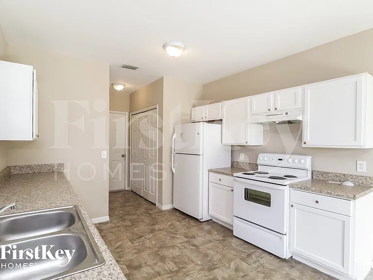 2067 N Chamberlain Blvd — Photo 6