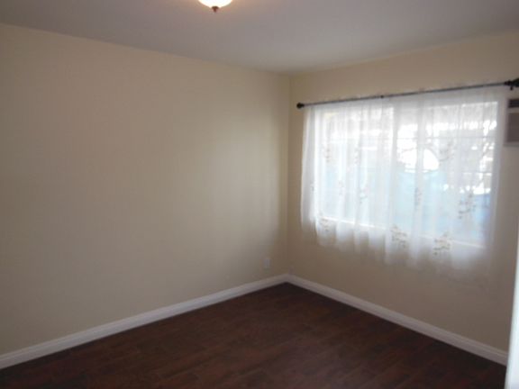 4th image of 6731 Gloria Ave