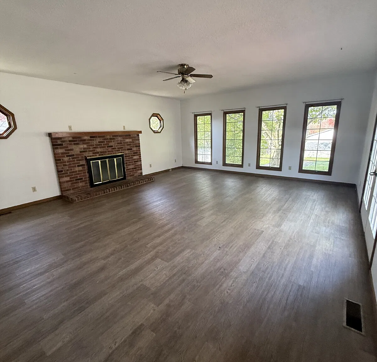 3 bed, 1.5 bath, 1452 sqft, $1,650 — Photo 2