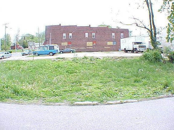 5th image of 256 E Second Spruce 262 19 St