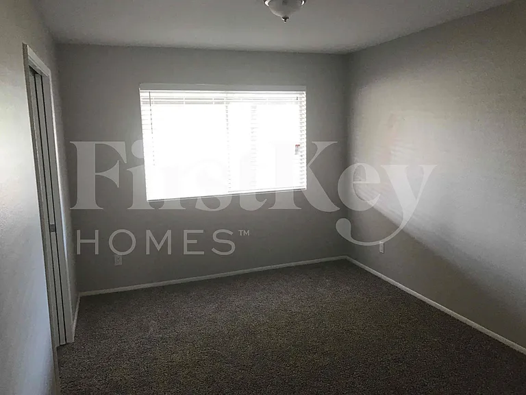 4809 W Laurel Ln — Photo 8