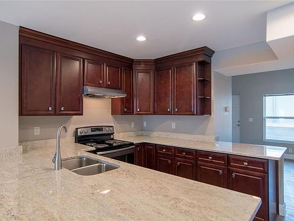 4th image of 3300 Oak St NE APT 206