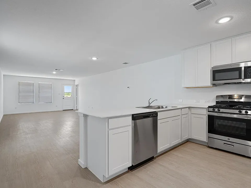 255 Zyra Ave
