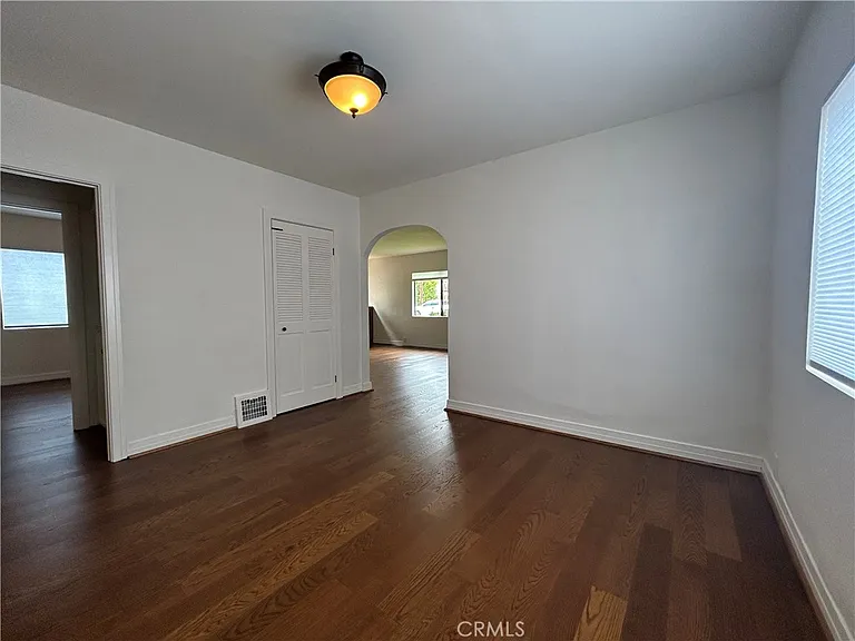 214 E Stocker St — Photo 10
