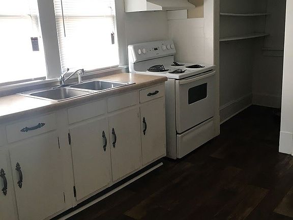 5th image of 812 Rockett St