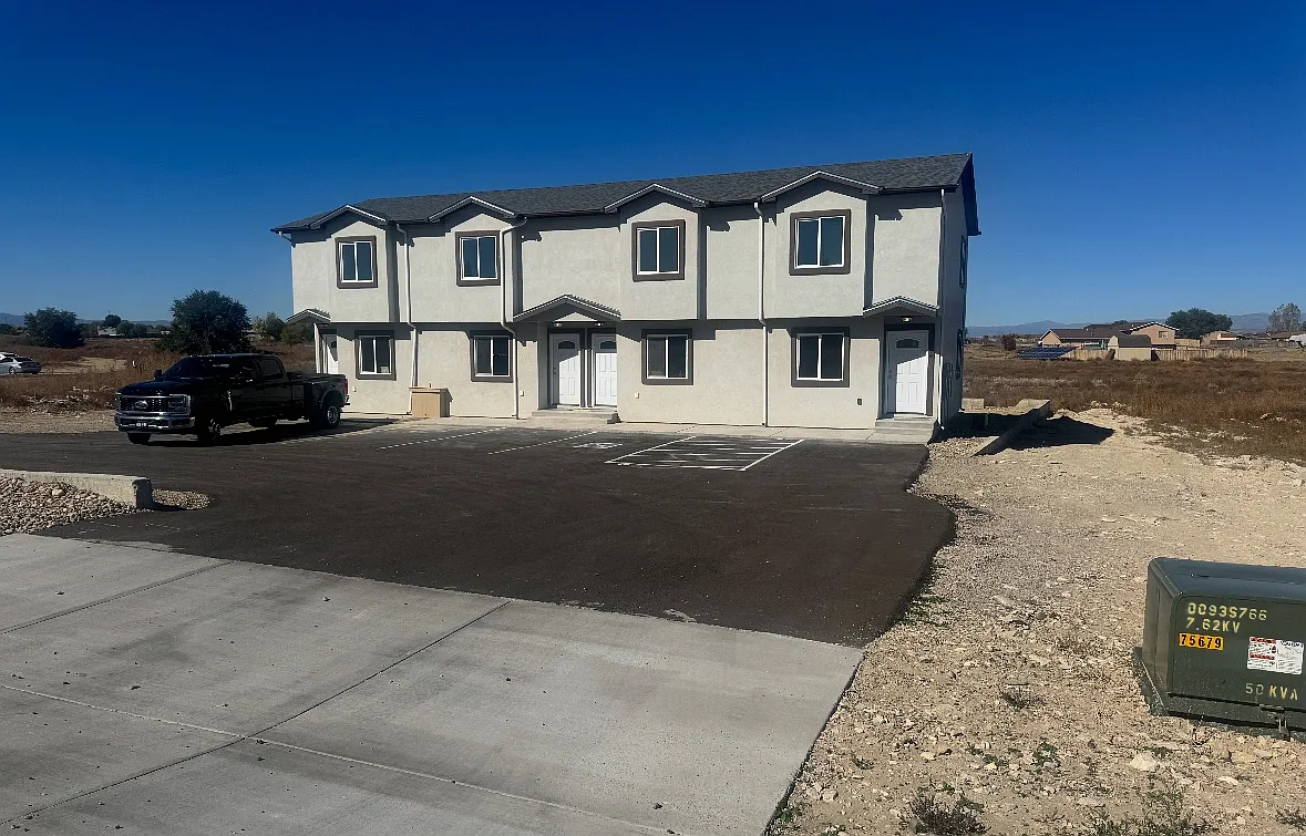 387 S Springmont Dr — Photo 1