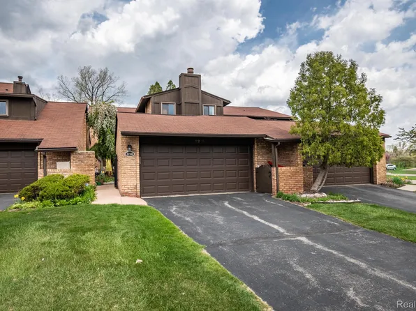 2210 Bordeaux St, West Bloomfield, MI 48323