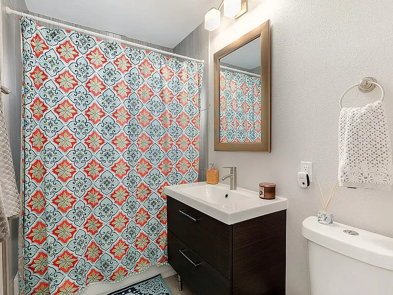 Upstairs full bathroom