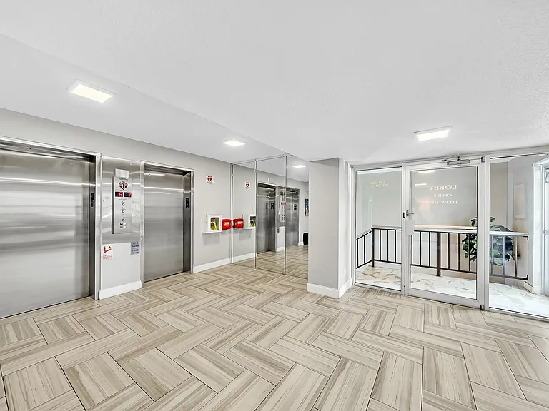 3051 NE 48th St #301 — Photo 37