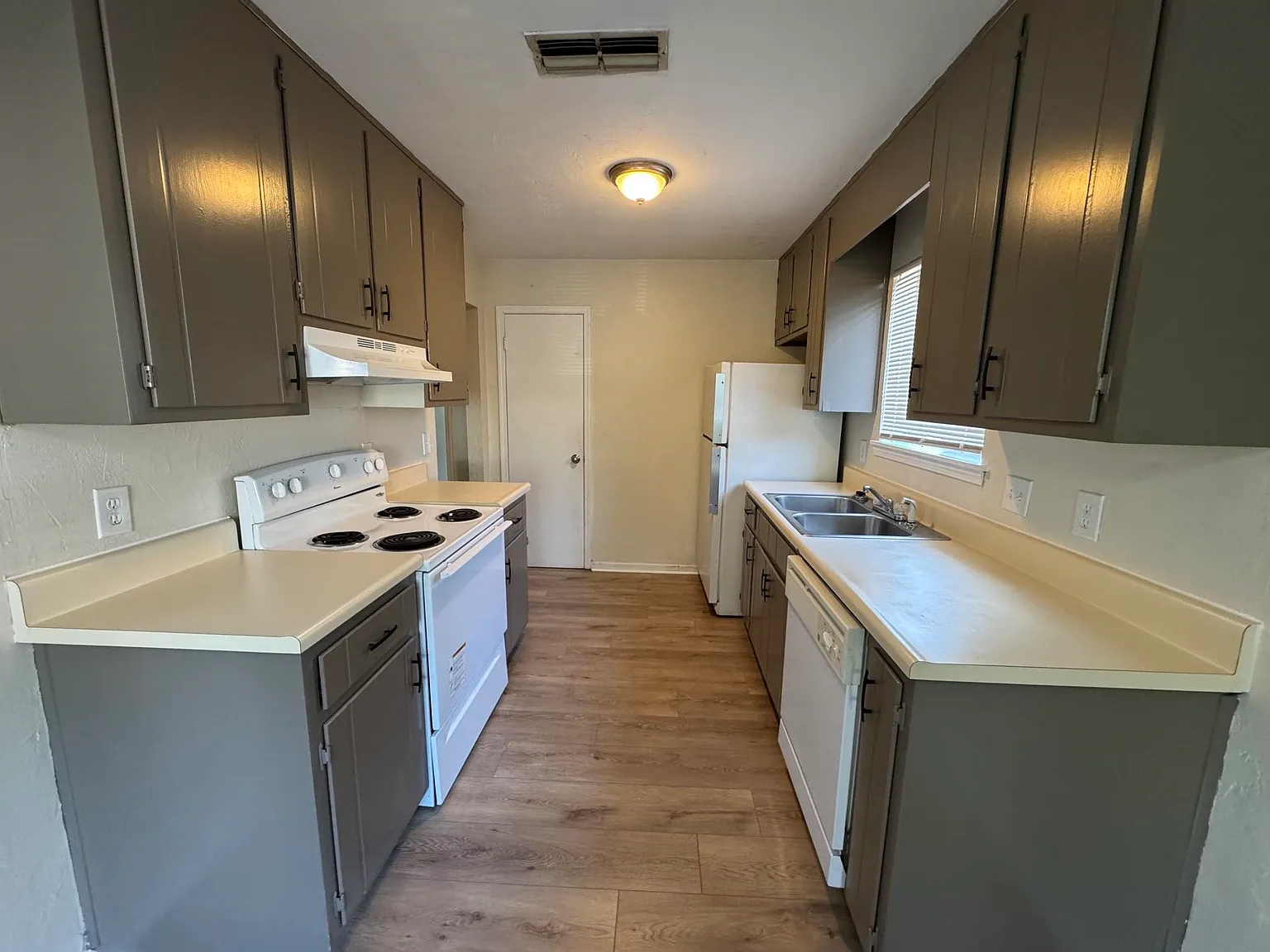 2 bed, 1.0 bath, 864 sqft, $1,125 — Photo 3