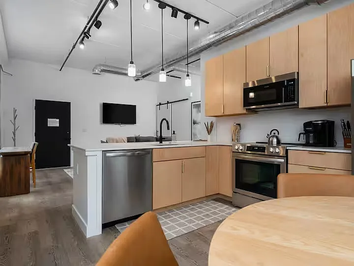 1 bed, 650 sqft, $1,900 — Photo 2