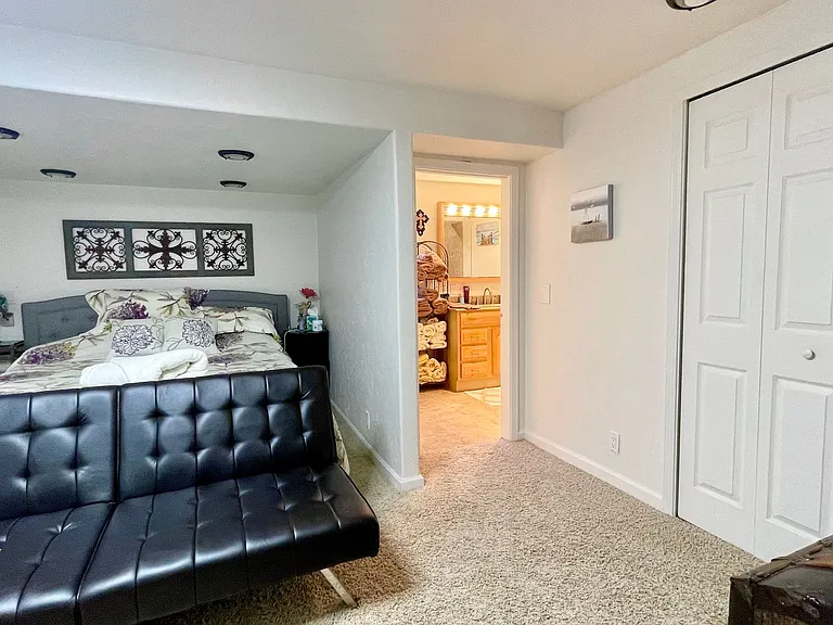 551 Bay St — Photo 15
