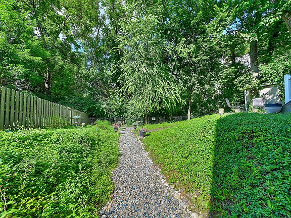 4th image of 26 W Maple Ave