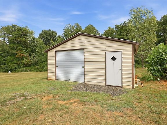 4th image of 151 Christopher Rd