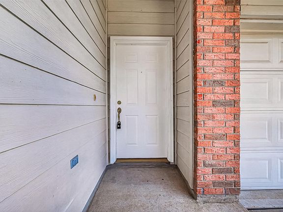 4th image of 127 Oxford Ct