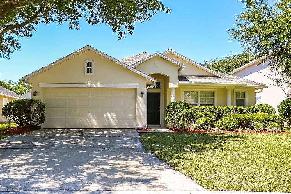 3 bed, 2.0 bath, 1493 sqft, $2,015 — Photo 1