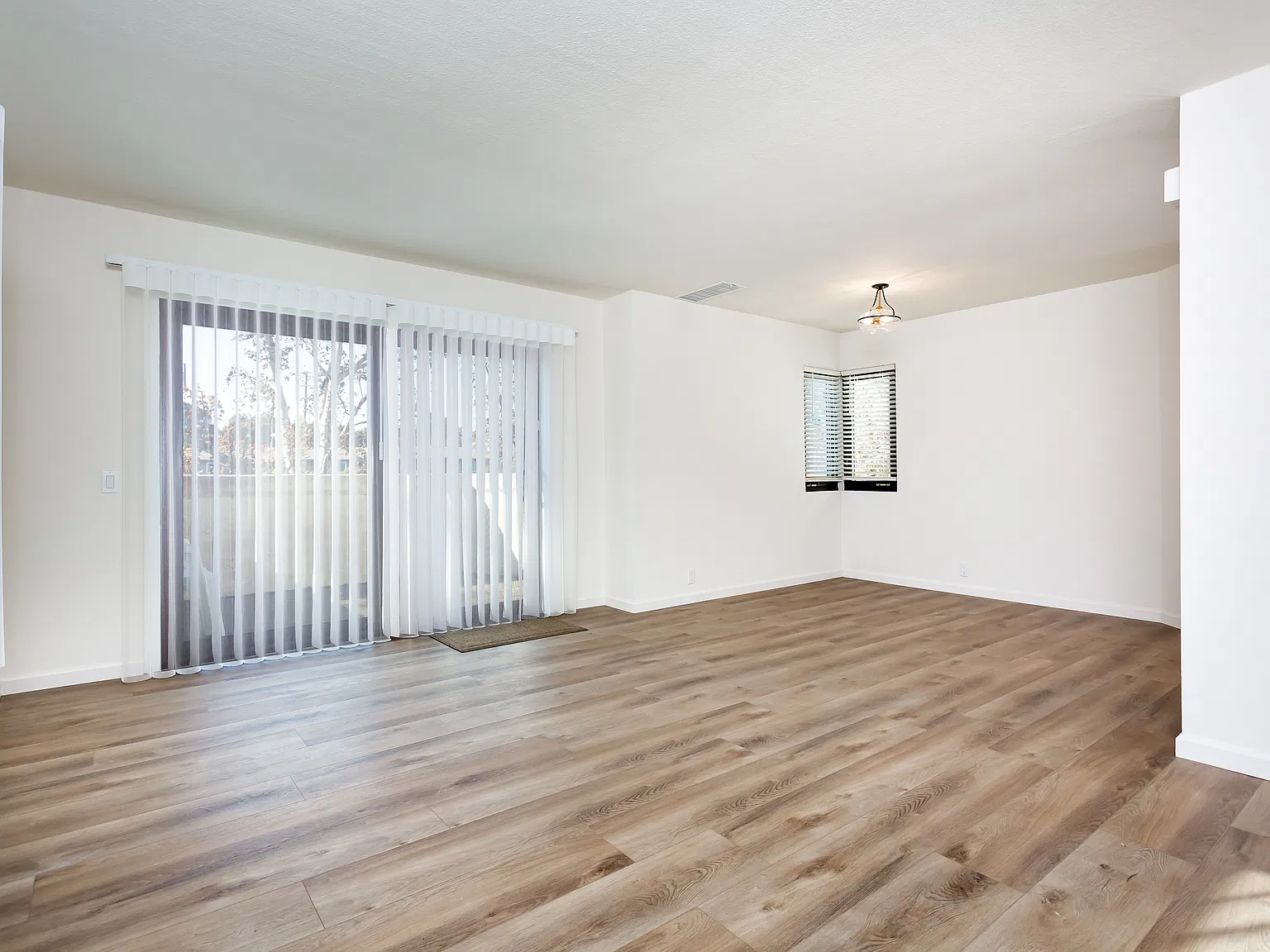 2 bed, 1.5 bath, 1074 sqft, $4,250 — Photo 3