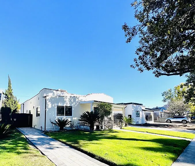 926 N Pass Ave — Photo 1