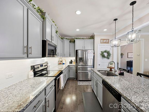 4th image of 621 Samet St