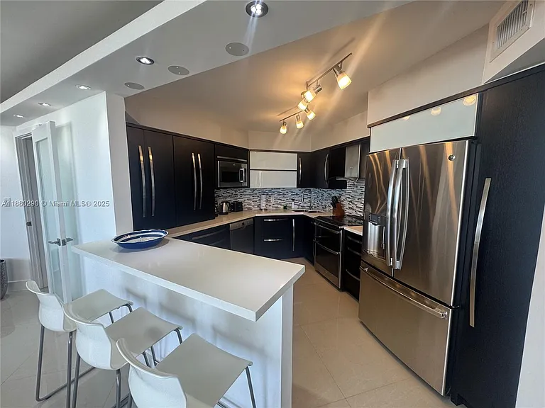 5161 Collins Ave #514 — Photo 8