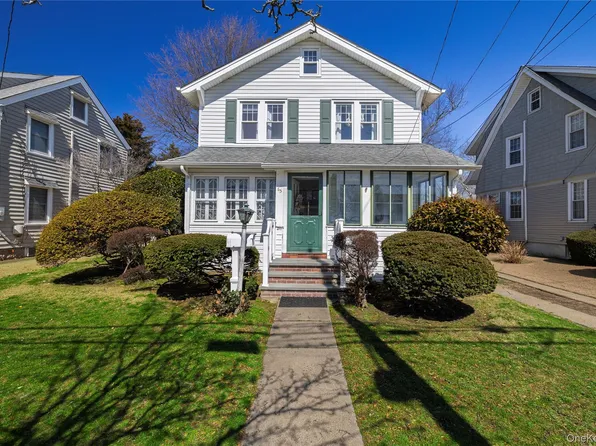 65 Jarvis Place, Lynbrook, NY 11563