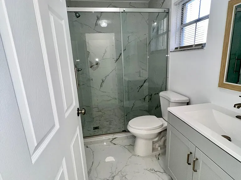 Full bathroom in main floor