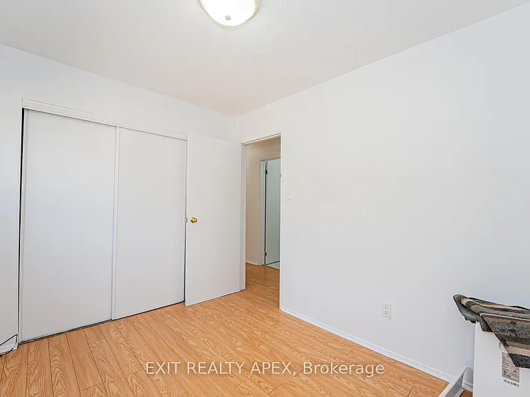 122 Centre St N — Photo 24