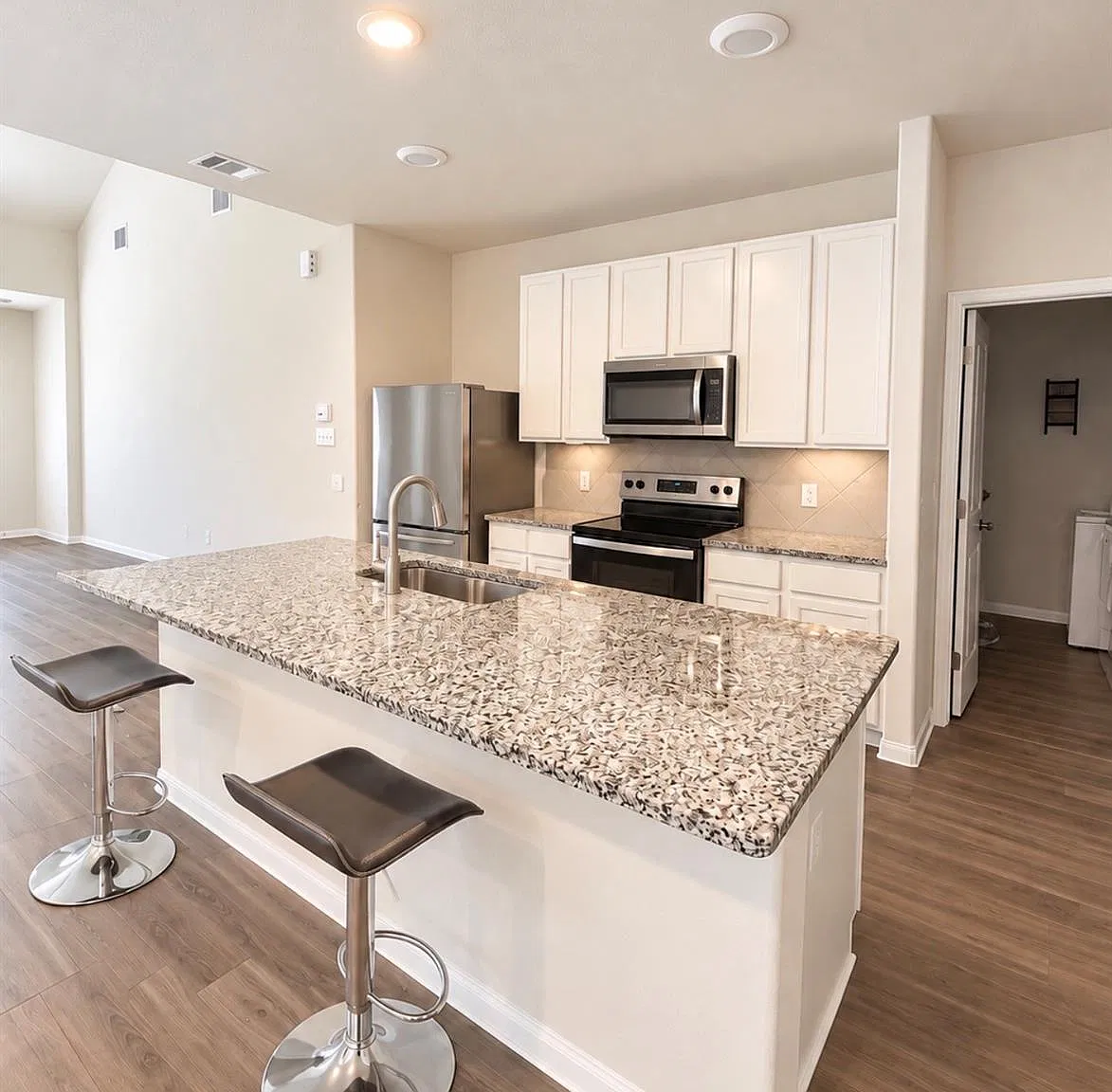 4 bed, 2.5 bath, 2302 sqft, $2,500 — Photo 3