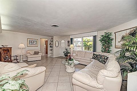 4th image of 209 Deerfield Ave NE