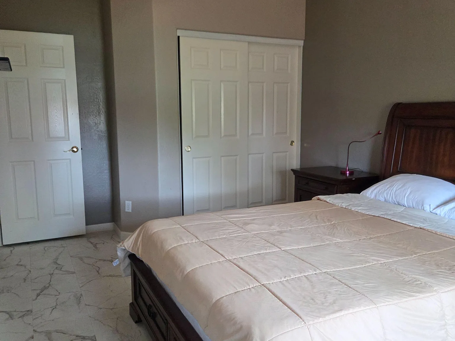4 bed, 4.0 bath, 4700 sqft, $1,083 — Photo 2