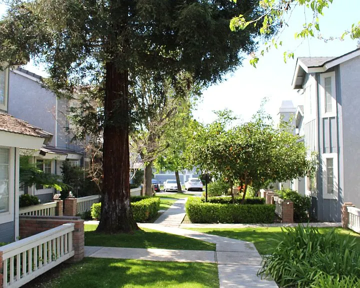 2600 Brookside Dr #12 — Photo 3