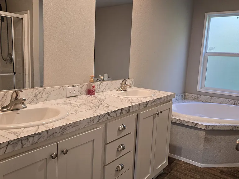 1270 E Lakeshore Dr W — Photo 13