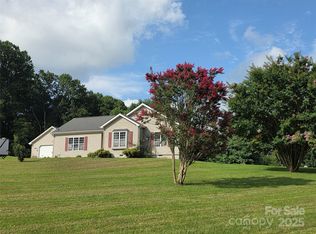 21 Persimmon Dr, Mills River, NC 28759