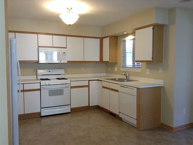 Building Photo - 14233 S Hillsdale Ct