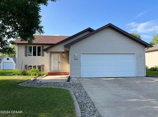 5220 8th Ave N, Grand Forks, ND 58203