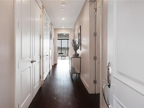 4th image of 504 1st St Unit 202