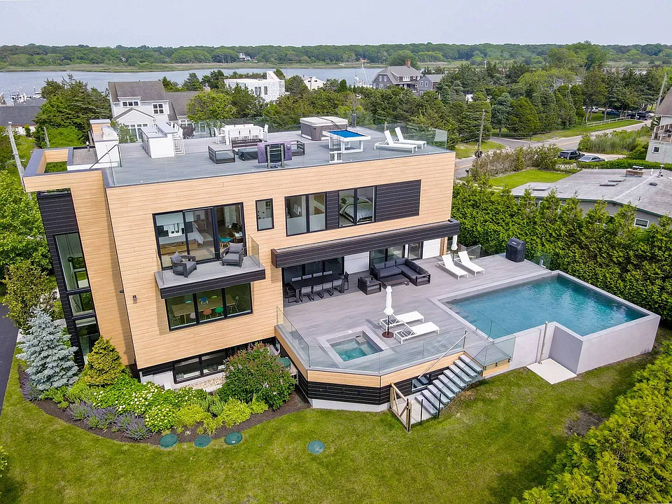 8 Middle Pond Ln