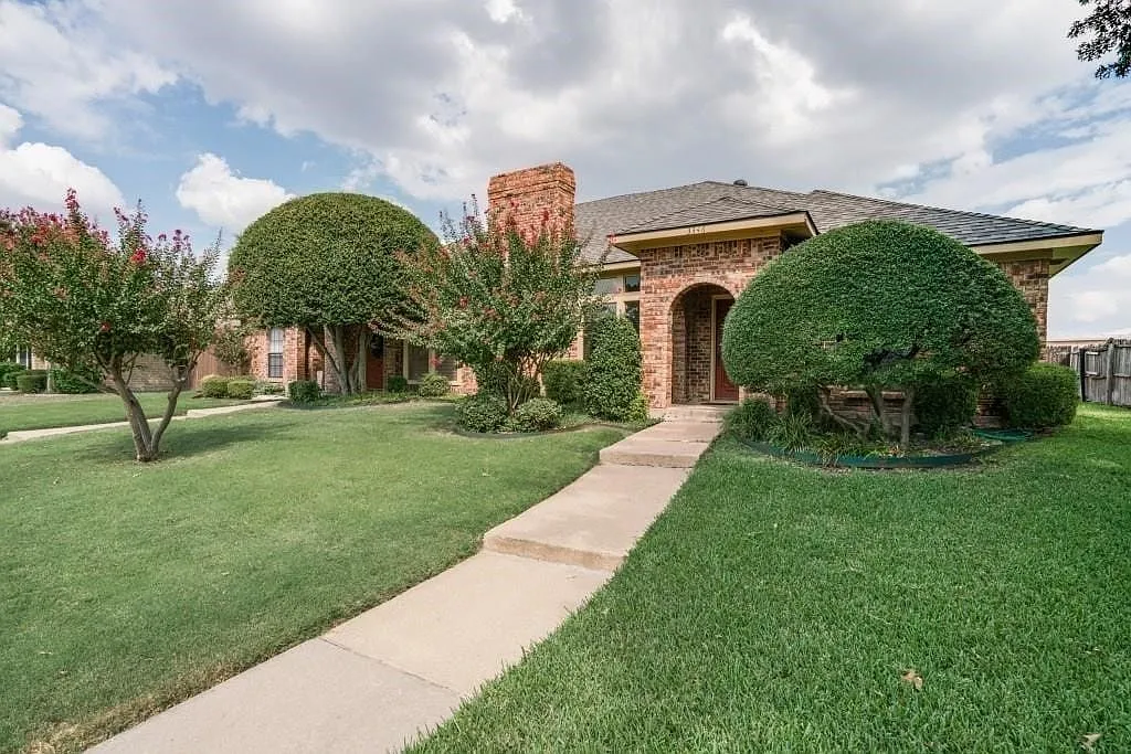 3 bed, 2.0 bath, 1586 sqft, $2,395 — Photo 2