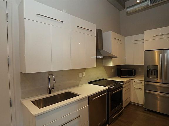 5th image of 302 SE Broadway St #302