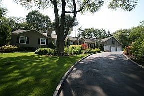 1st image of 10 Hewlett Ln
