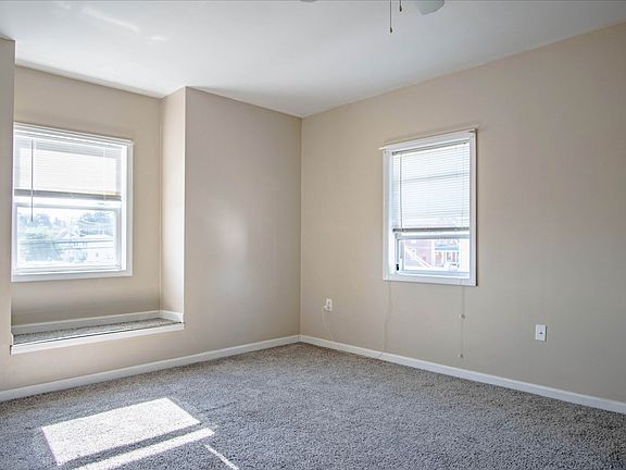 4th image of 4444 Main St #2U