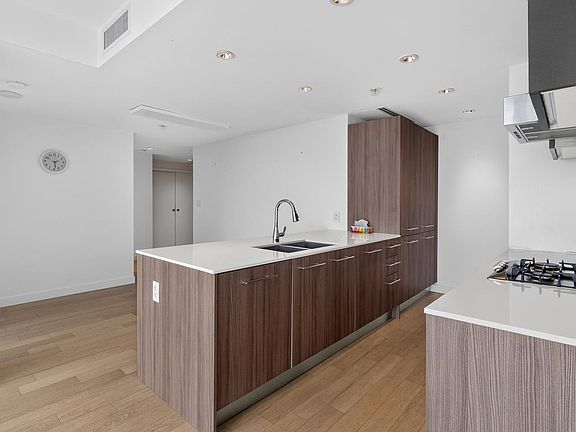 5th image of 2221 E 30th Ave #906