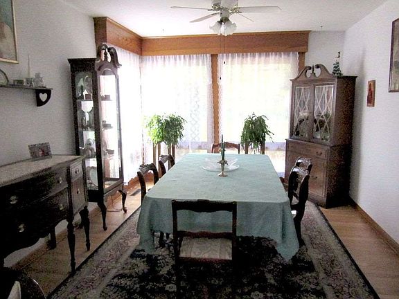 5th image of 28 Circle Ct