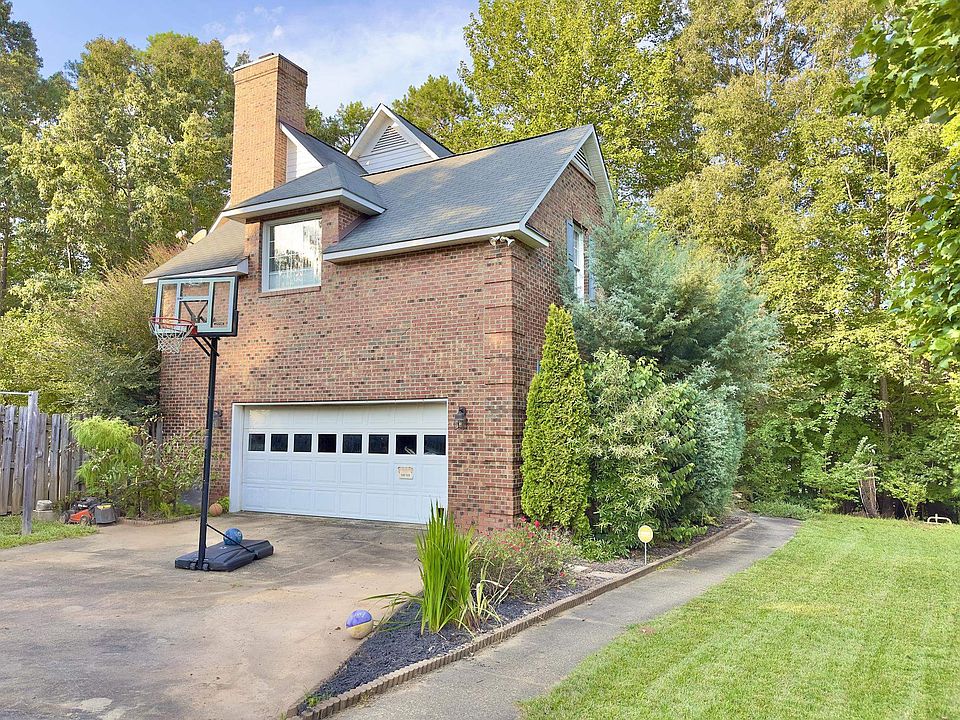 2nd image of 402 Cricket Hearth Rd