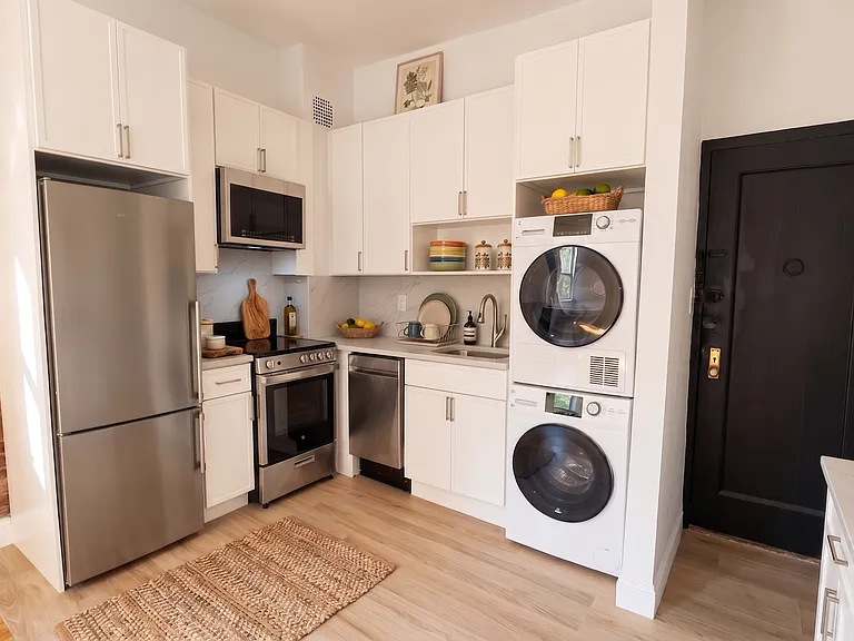 213 E 11th St #1B — Photo 2