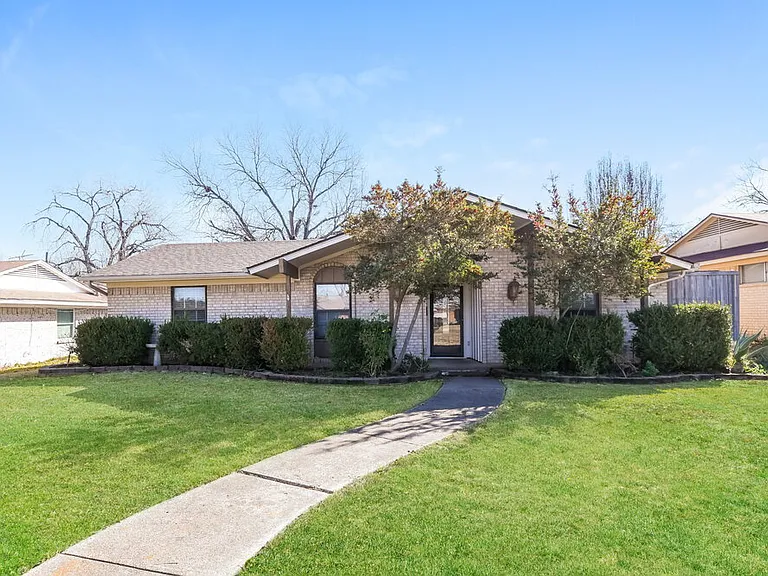 2532 Belhaven Dr — Photo 2