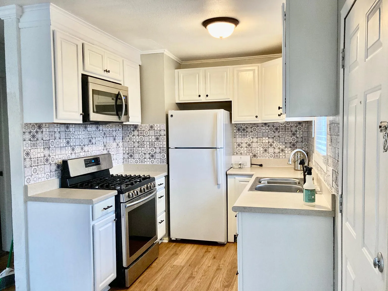 3 bed, 1.5 bath, 960 sqft, $2,700 — Photo 4